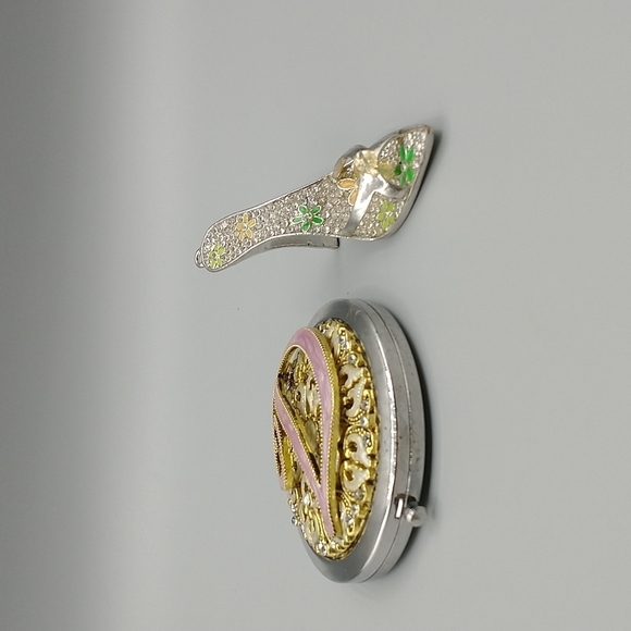 High Heel Shoes Keychain and Monogrammed "D" Compact - Picture 2 of 8